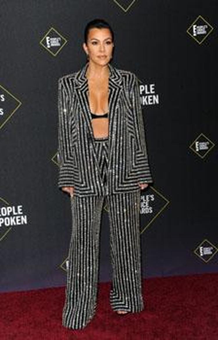 Kourtney Kardashian müjdeli haberi pankart açarak duyurdu