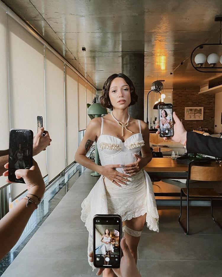 Zeynep Bastıktan hamamda bornozlu paylaşım