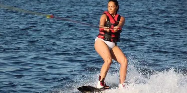 Hülya Avşar siyah bikinisiyle ev boyadı
