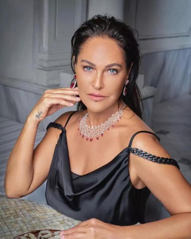 Hülya Avşar siyah bikinisiyle ev boyadı
