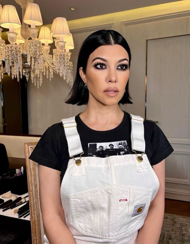 Hamile olan Kourtney Kardashian minik bikinisiyle poz verdi