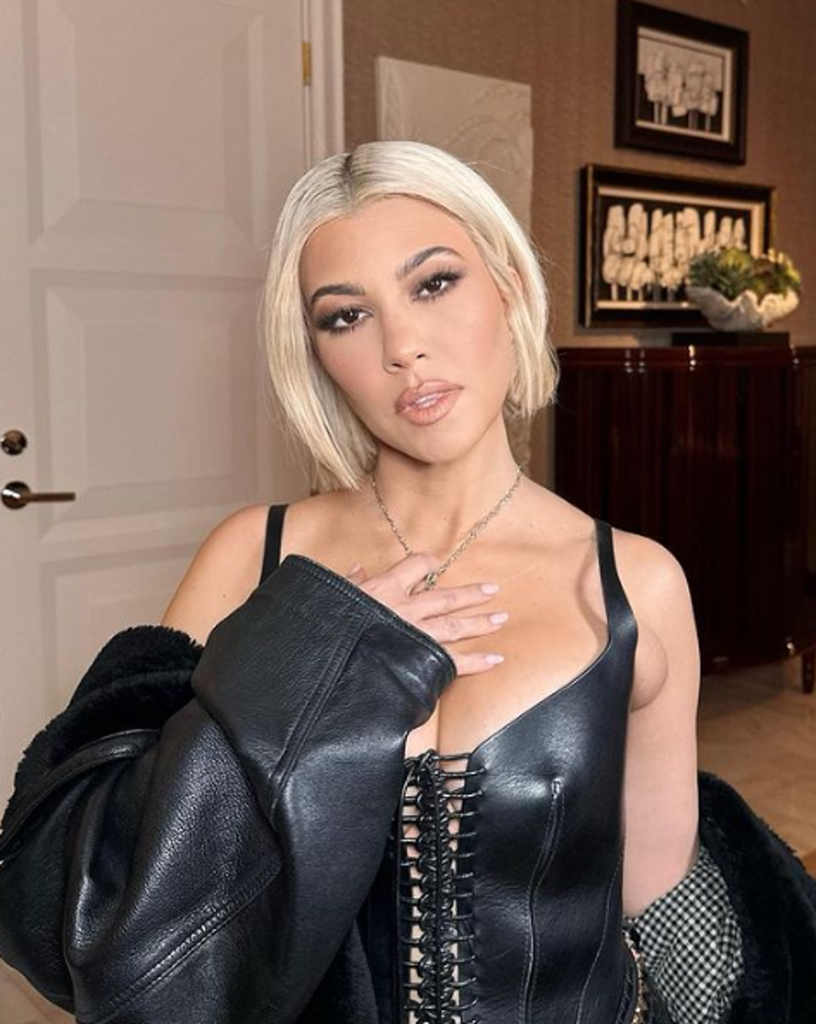 Hamile olan Kourtney Kardashian minik bikinisiyle poz verdi