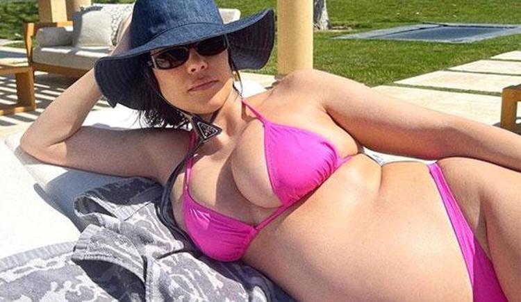 Hamile olan Kourtney Kardashian minik bikinisiyle poz verdi