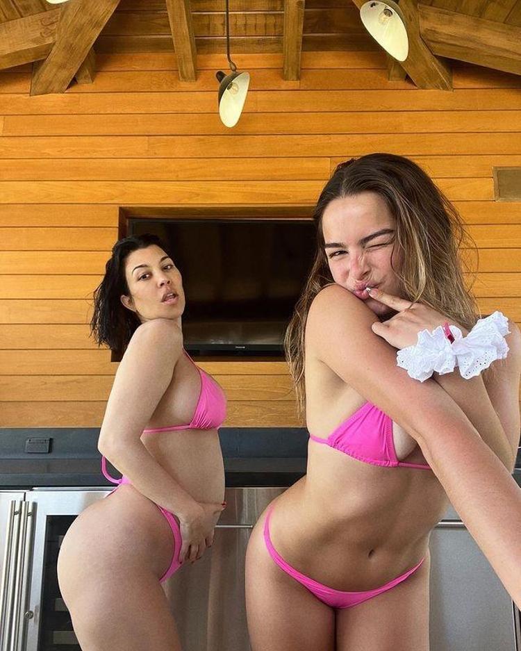 Hamile olan Kourtney Kardashian minik bikinisiyle poz verdi