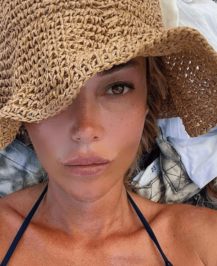 Ünlü şarkıcı Petek Dinçözden bikinili pozlar