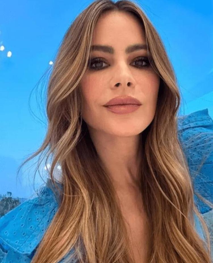 Sofia Vergara takipçilerine teşekkür etmek için mayoyla kamera karşısına geçti