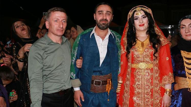 Takı töreninde gelin ve damada servet takıldı İşte takılan altın miktarı