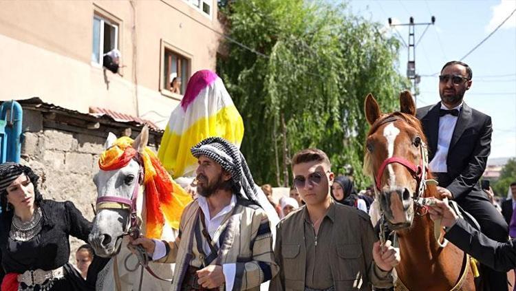 Takı töreninde gelin ve damada servet takıldı İşte takılan altın miktarı