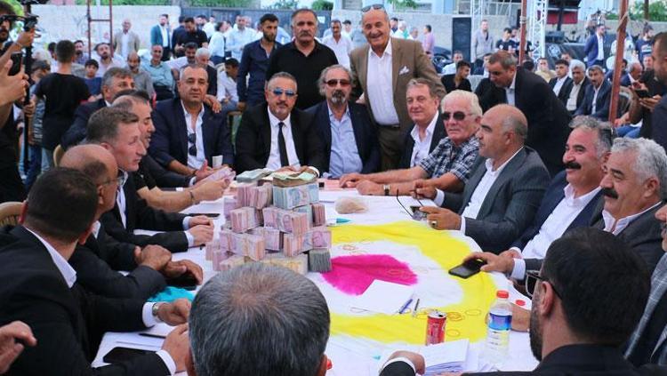 Takı töreninde gelin ve damada servet takıldı İşte takılan altın miktarı
