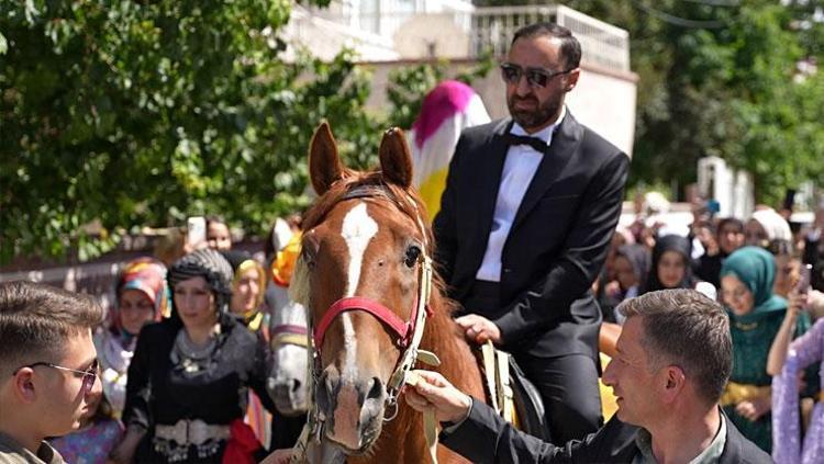 Takı töreninde gelin ve damada servet takıldı İşte takılan altın miktarı