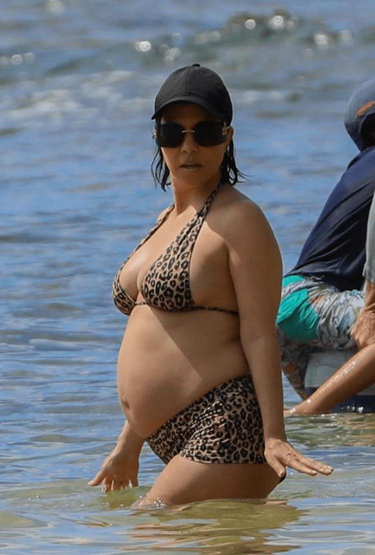 Karnı burnunda olan Kourtney Kardashian Hawaiiye tatile gitti