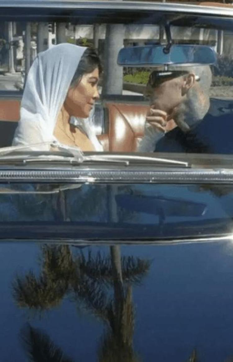 Karnı burnunda olan Kourtney Kardashian Hawaiiye tatile gitti