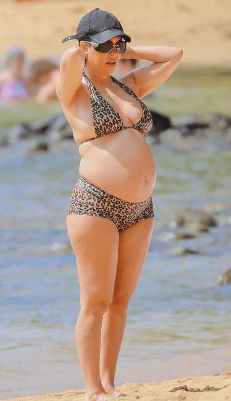 Karnı burnunda olan Kourtney Kardashian Hawaiiye tatile gitti