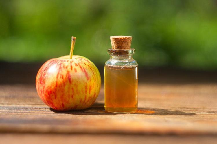 Saç diplerindeki egzama ve kaşıntıyı tek damlada bitiren yöntem Gece sürmek etkisini 2 kat artırıyor