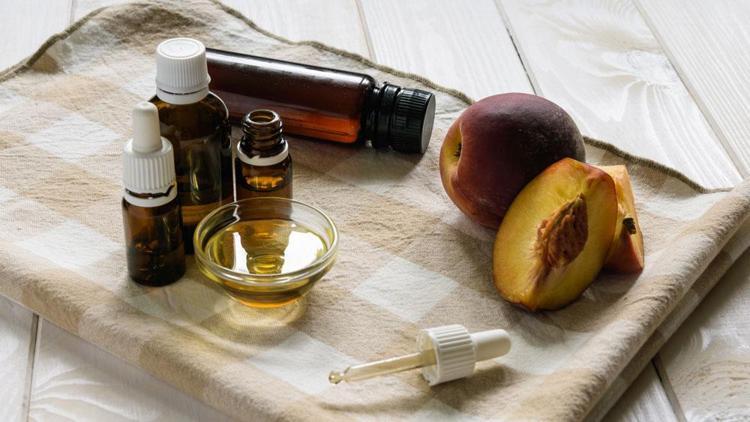 Saç diplerindeki egzama ve kaşıntıyı tek damlada bitiren yöntem Gece sürmek etkisini 2 kat artırıyor