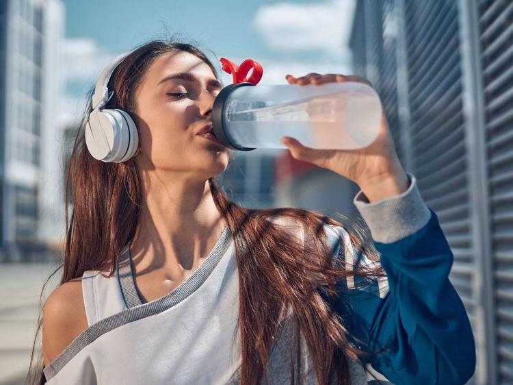 Yaz aylarında ne kadar su tüketmelisiniz Uzman isim yaz mevsiminde su tüketimine dikkat çekti