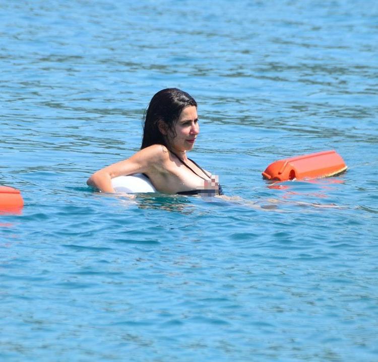 Nesrin Cavadzade bikinisini çıkarıp sere serpe güneşlendi Magazin Haberleri Sayfa