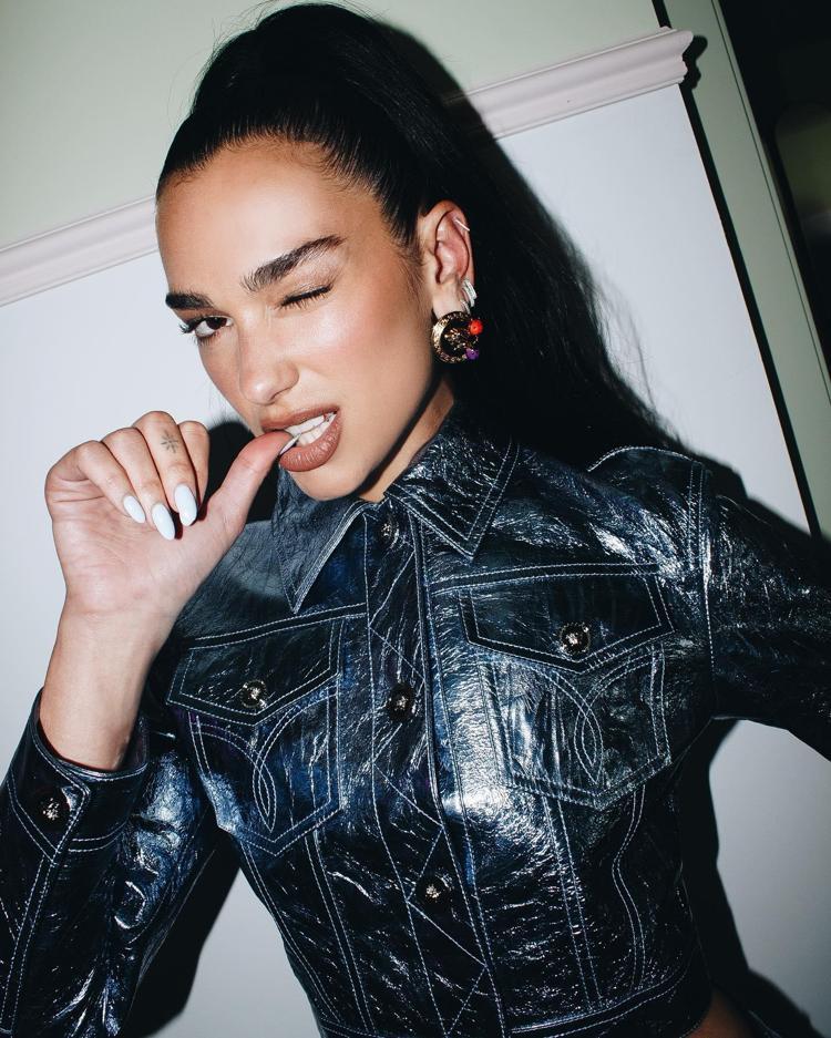 Arnavut güzel Dua Lipanın bikinili paylaşımına beğeni yağdı