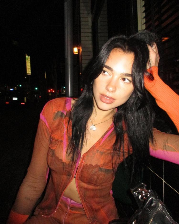 Arnavut güzel Dua Lipanın bikinili paylaşımına beğeni yağdı