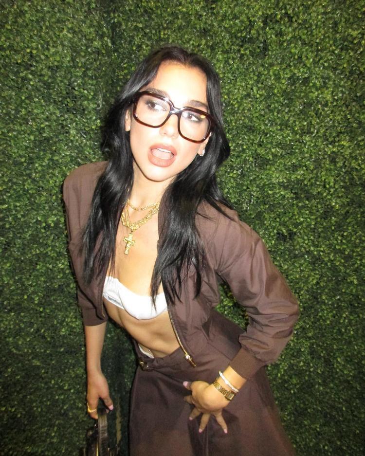 Arnavut güzel Dua Lipanın bikinili paylaşımına beğeni yağdı