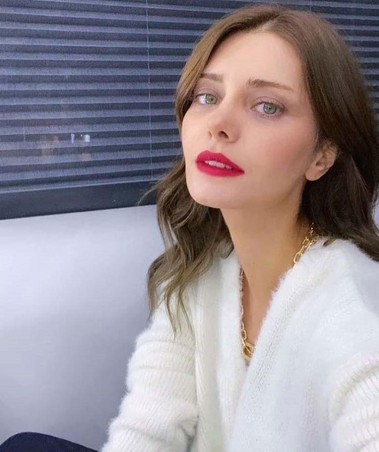 İnstagramda Tülin Ece kullanıcı adını kullanan güzel oyuncuyu kimi Tülin Ece olarak tanırken kimi de Tülin Yazgan olarak biliyor.