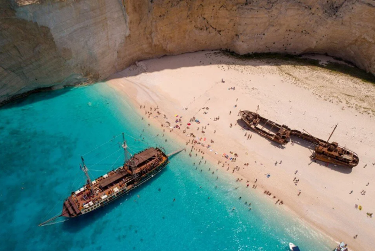 7. Navagio Plajı (Shipwreck Cove) – Zakynthos, Yunanistan