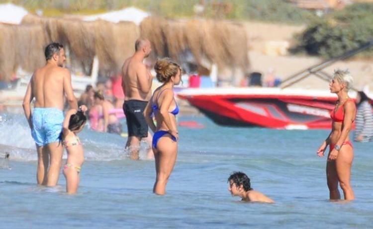 Sarp Apak ailesiyle birlikte sıcak havanın tadını çıkardı