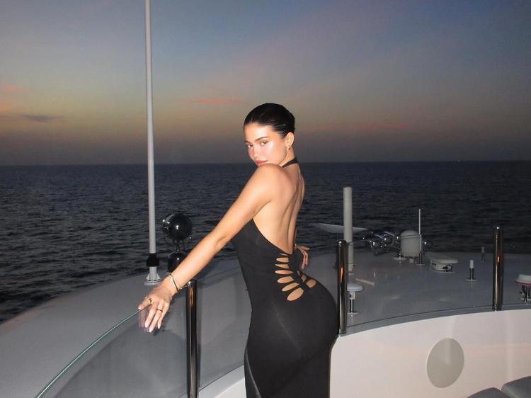 Göğüs estetiğinden pişman olmuştu Kylie Jennerdan Lütfen yaz hiç bitmesin pozu