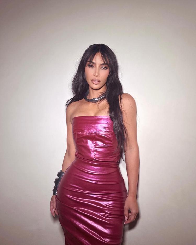 Kim Kardashian tanga bikinisiyle bisiklete binip havuz kenarında tur attı