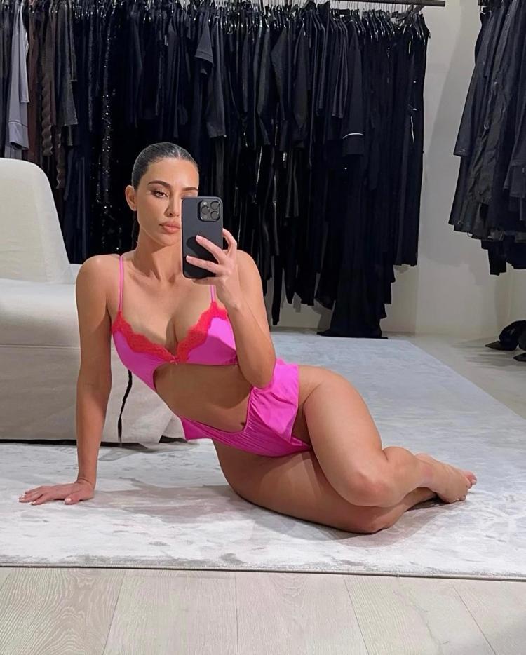 Kim Kardashian tanga bikinisiyle bisiklete binip havuz kenarında tur attı