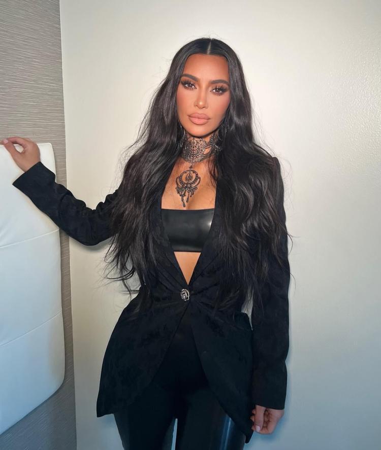Kim Kardashian tanga bikinisiyle bisiklete binip havuz kenarında tur attı