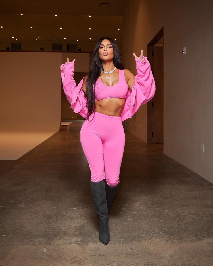 Kim Kardashian tanga bikinisiyle bisiklete binip havuz kenarında tur attı