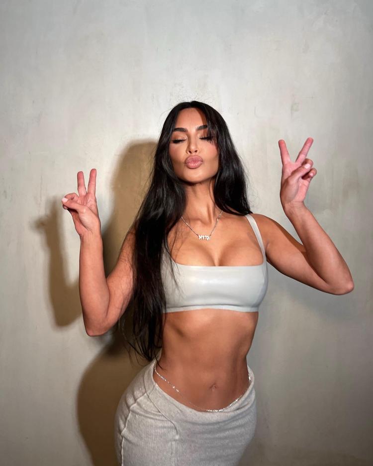 Kim Kardashian tanga bikinisiyle bisiklete binip havuz kenarında tur attı