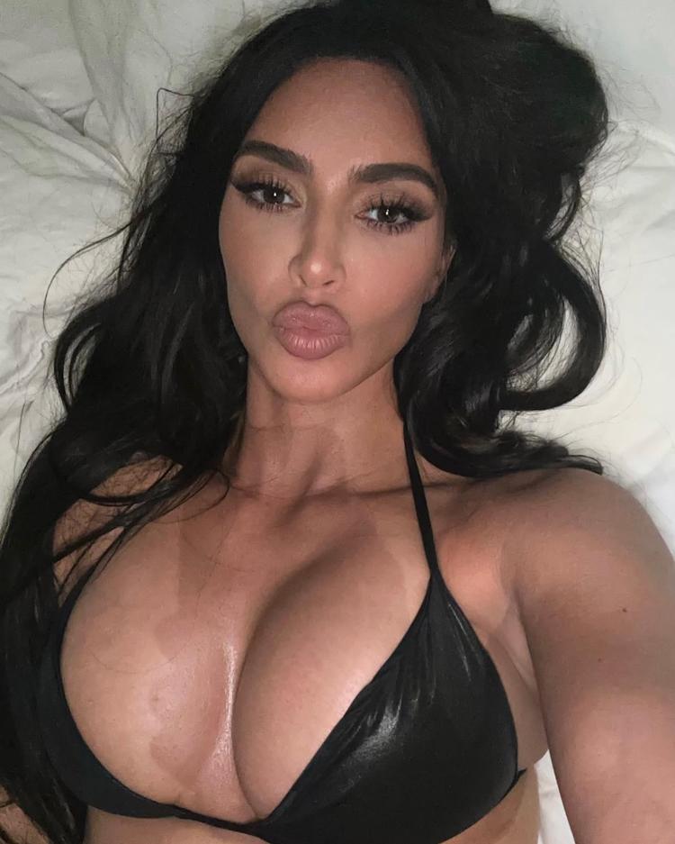 Kim Kardashian tanga bikinisiyle bisiklete binip havuz kenarında tur attı