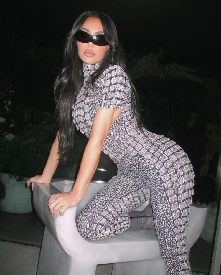 Kim Kardashian tanga bikinisiyle bisiklete binip havuz kenarında tur attı
