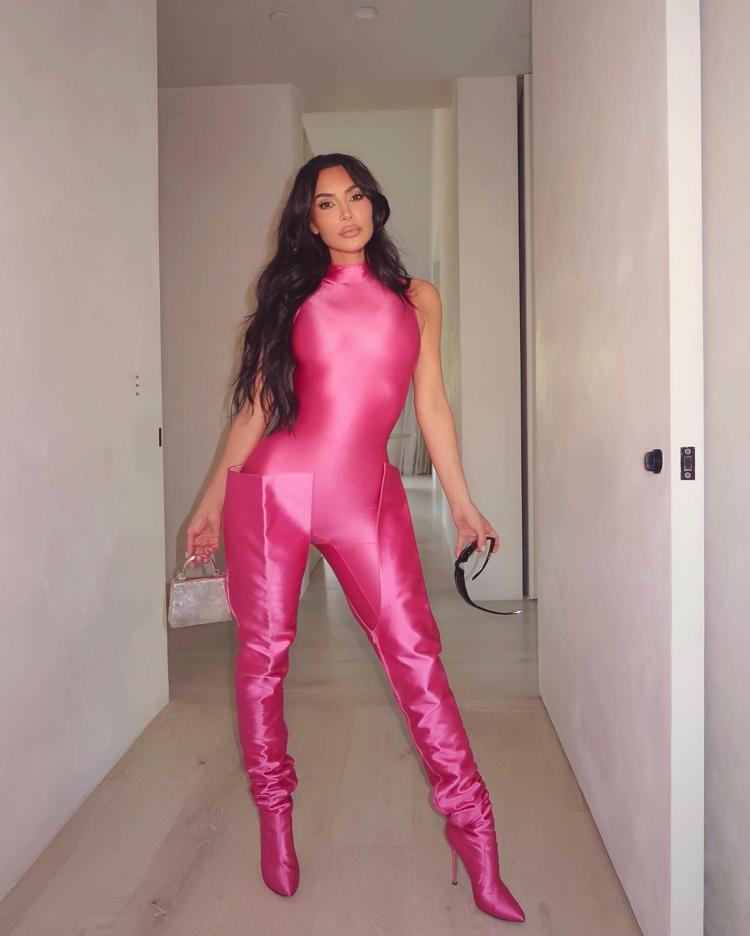 Kim Kardashian tanga bikinisiyle bisiklete binip havuz kenarında tur attı