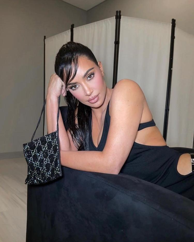 Kim Kardashian tanga bikinisiyle bisiklete binip havuz kenarında tur attı