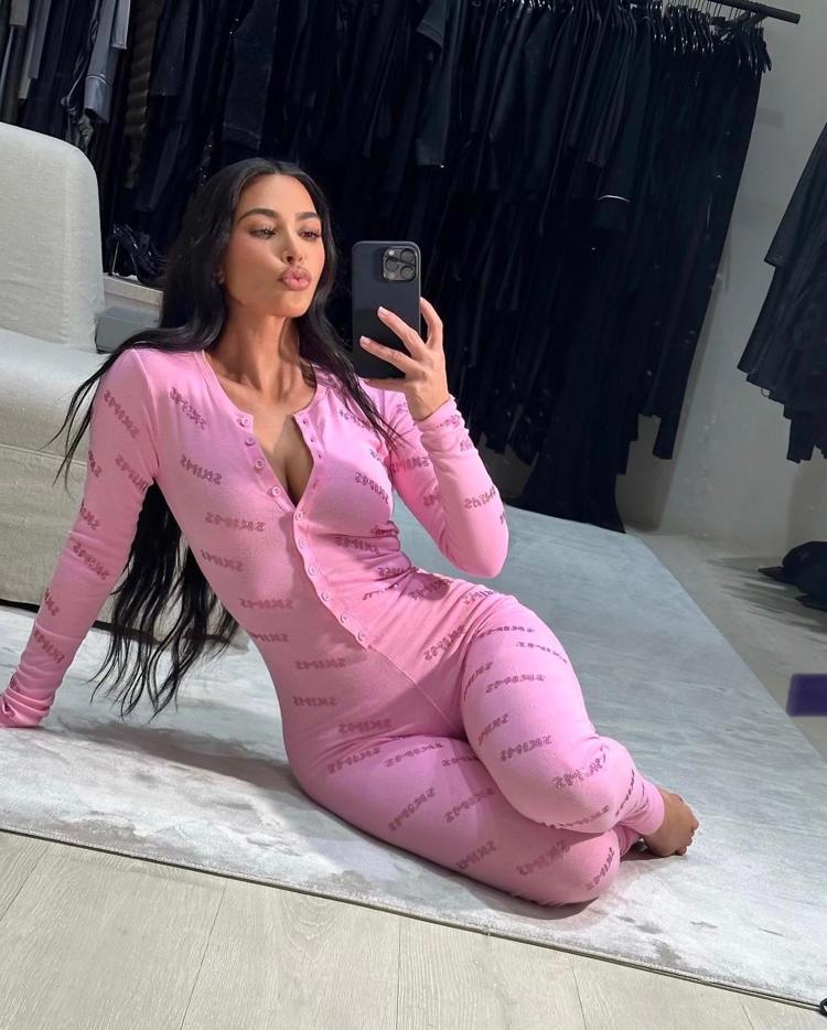Kim Kardashian tanga bikinisiyle bisiklete binip havuz kenarında tur attı