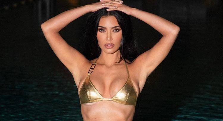 Kim Kardashian tanga bikinisiyle bisiklete binip havuz kenarında tur attı