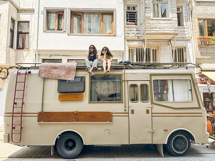 Karavanlarını gece gündüz sanayide çalışarak elleriyle yaptılar Aylık giderleri şaşırtıyor