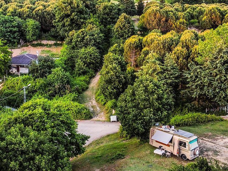 Karavanlarını gece gündüz sanayide çalışarak elleriyle yaptılar Aylık giderleri şaşırtıyor