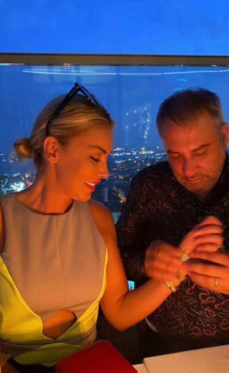Petek Dinçöz birinci evlilik yıldönümünü kutladı