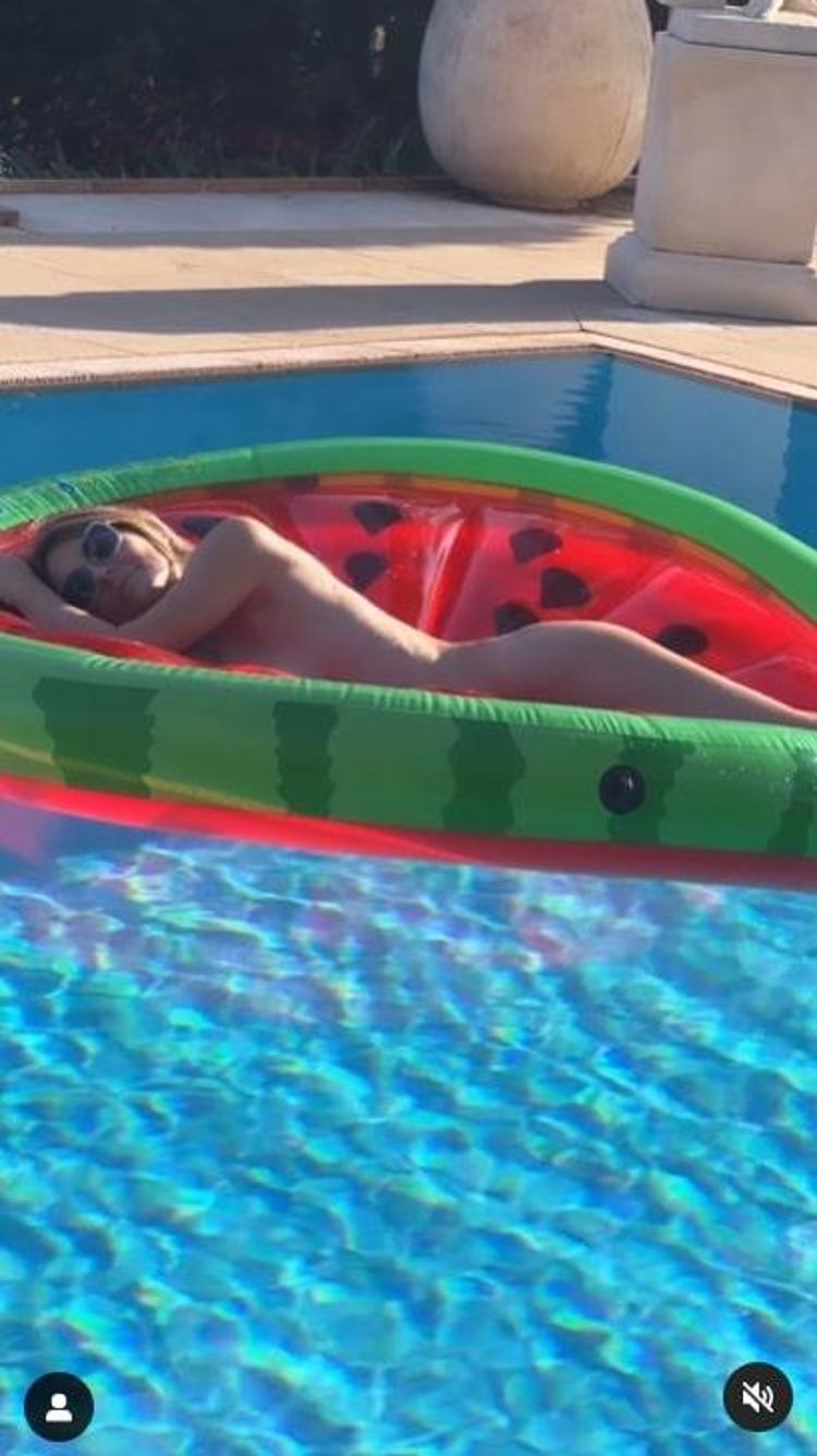 SADECE BİR DİLİM KARPUZ ÜZERİNDE YÜZÜYORUM