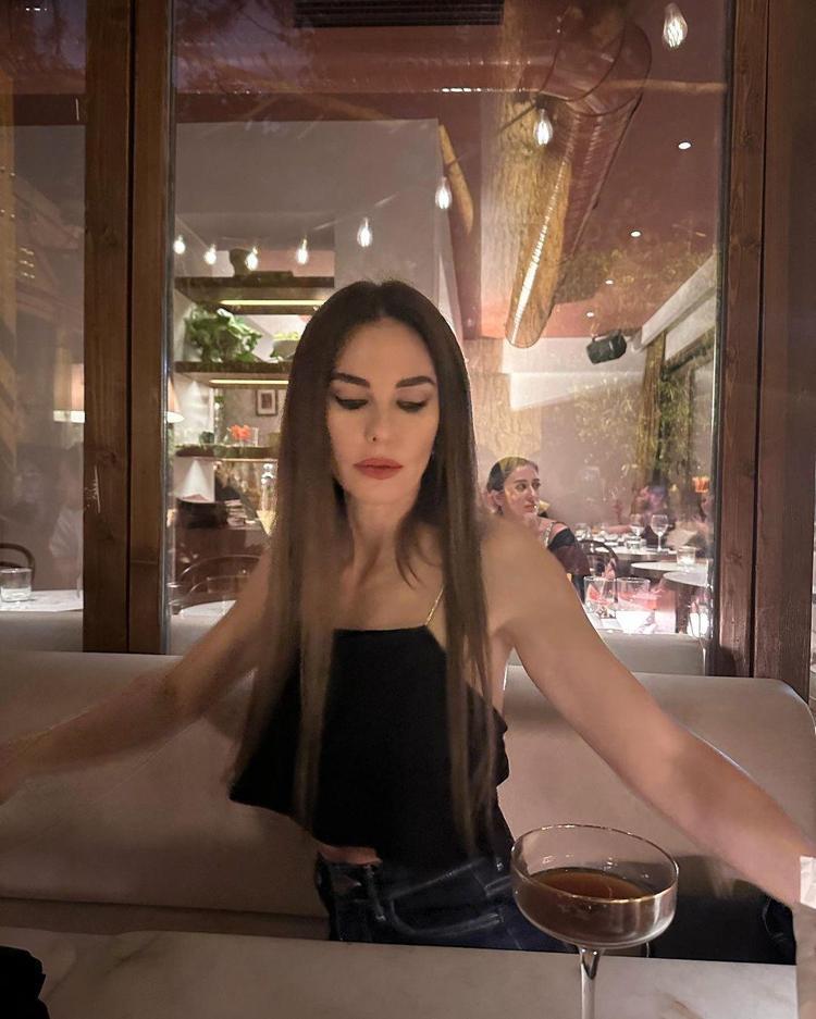 DEFNE SAMYELİ HAKKINDA