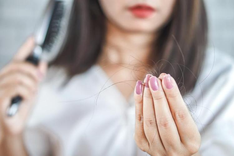 Dökülen saçları yeniden çıkaran yöntem Hyalüronik asit, amino asit, koenzim hepsi saç derisine geri dönüyor