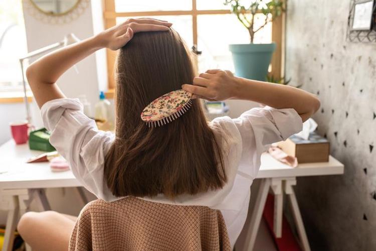 SAÇ DÖKÜLMESİ VE KEPEK PROBLEMİNE KARŞI FAYDALI OLABİLEN DOĞAL YAĞ