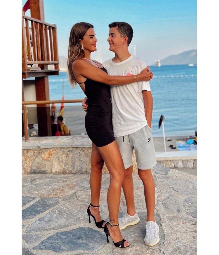 Mete Vardardan Özlem Yıldıza romantik kutlama