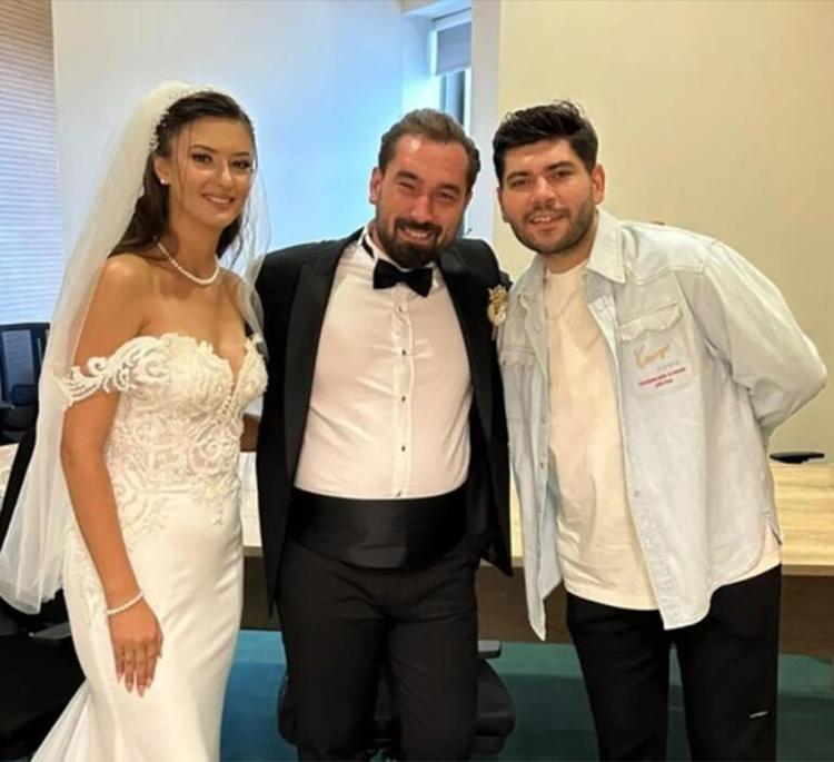 YARIŞMACI ARKADAŞLARI YALNIZ BIRAKMADI