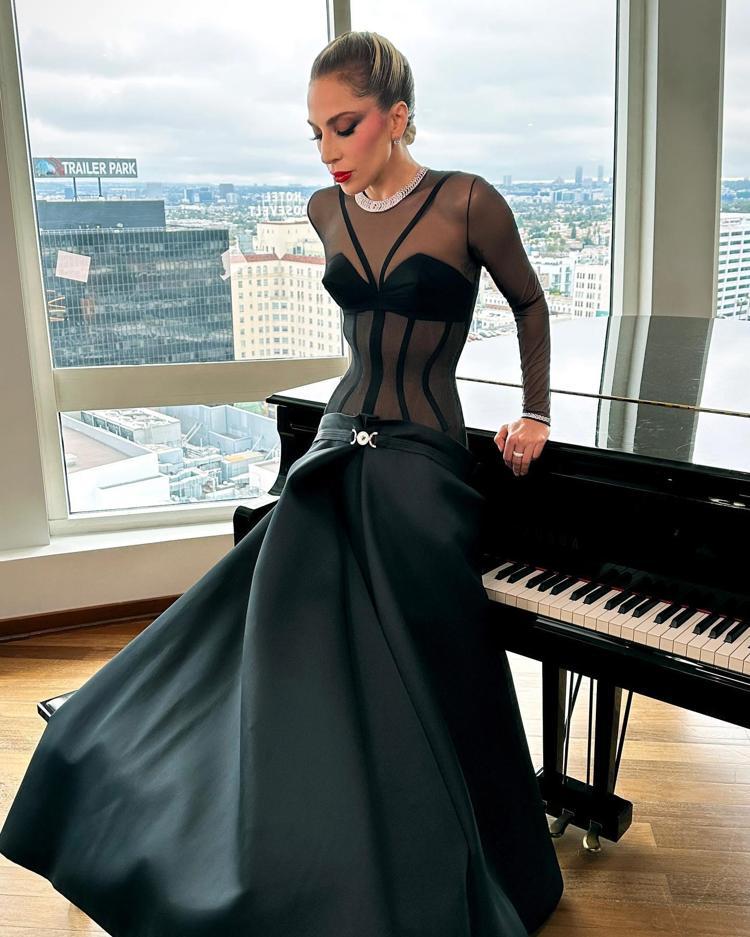 Eski sevgilisiyle tatile çıkan Irina Shayk kayalıklarda üstsüz poz verdi