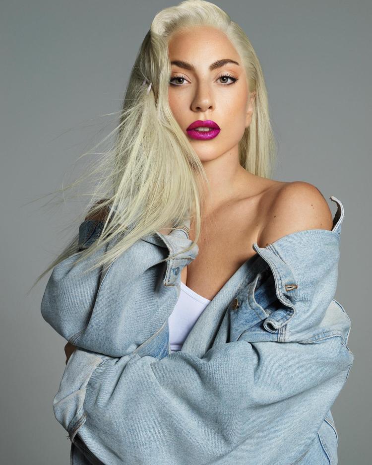 Eski sevgilisiyle tatile çıkan Irina Shayk kayalıklarda üstsüz poz verdi